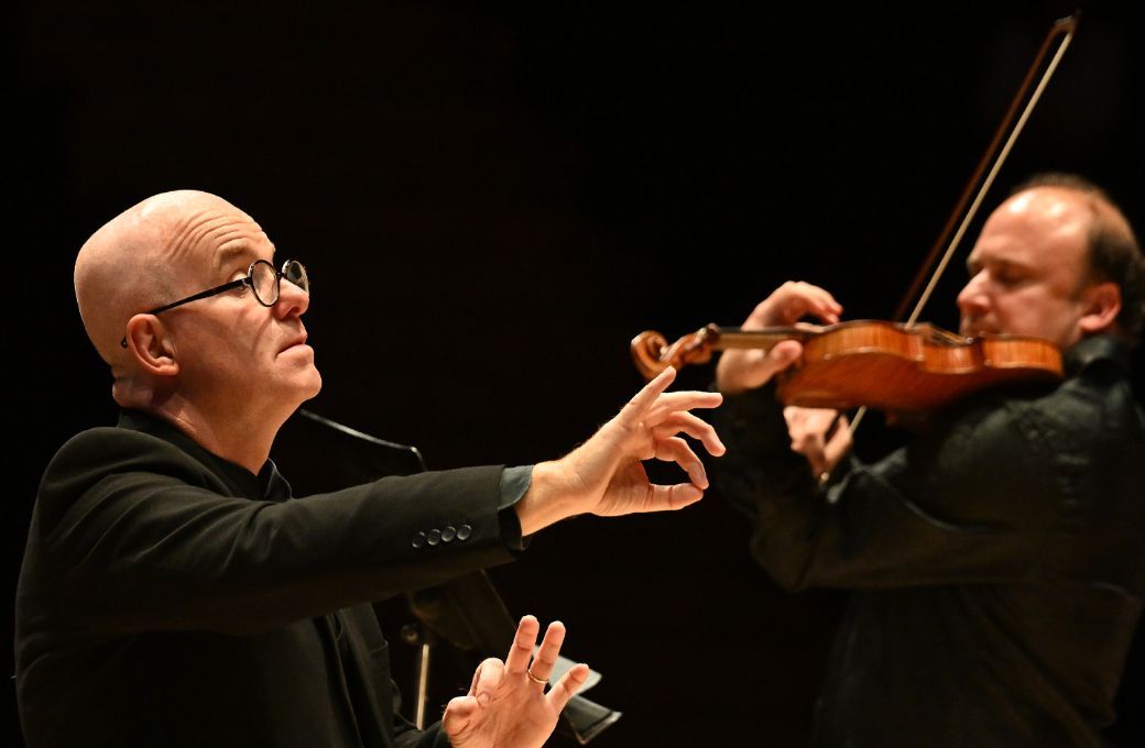 Laurence Cummings conducts the Academy of Ancient Music © Mark Allan