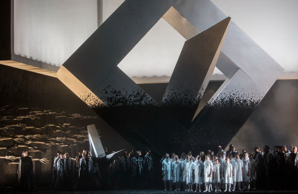 Stefano Poda’s staging of <i>Otello</i> © Zsofia Palyi