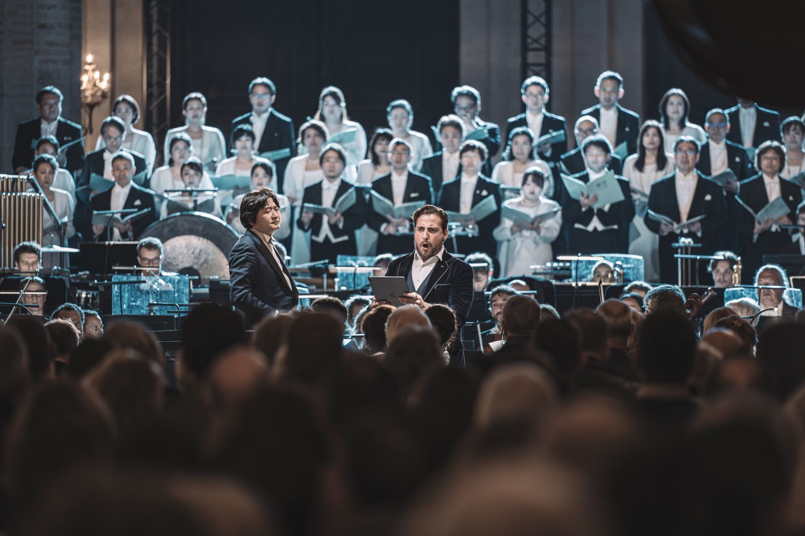 Florian Sempey, Kazuki Yamada et le Chœur Philharmonique de Tokyo &copy; Romain Alcaraz