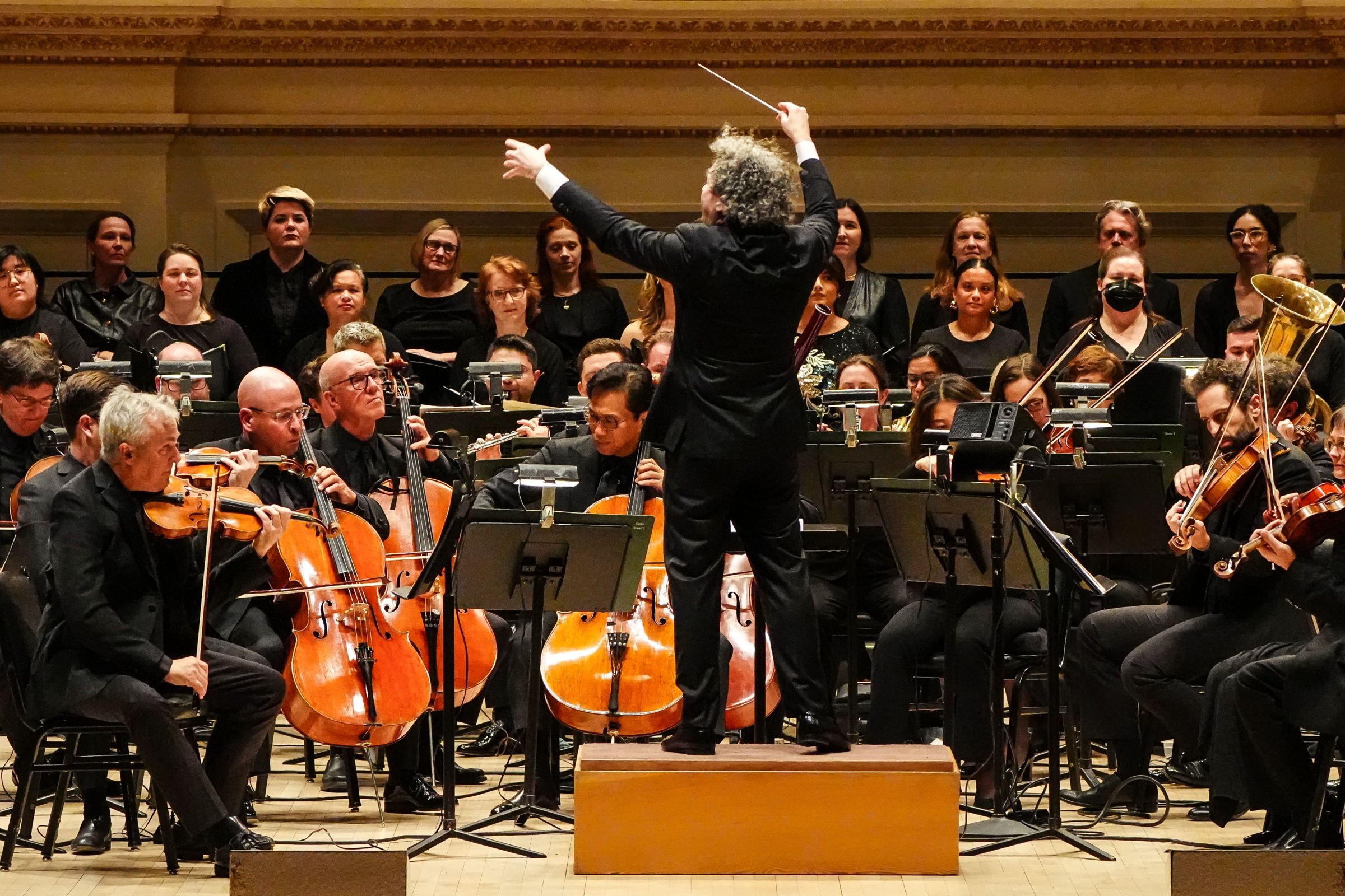 Gustavo Dudamel conducts the Los Angeles Philharmonic © Steven Pisano for Bachtrack