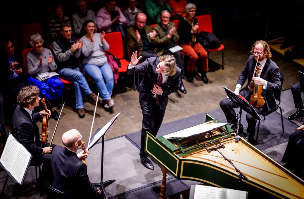 Maxim Emelyanychev conducts the Scottish Chamber orchestra © Andy Catlin (2022)