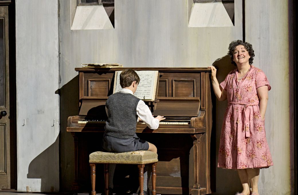Jerry Louth (Miles) and Ailish Tynan (Governess) © Manuel Harlan