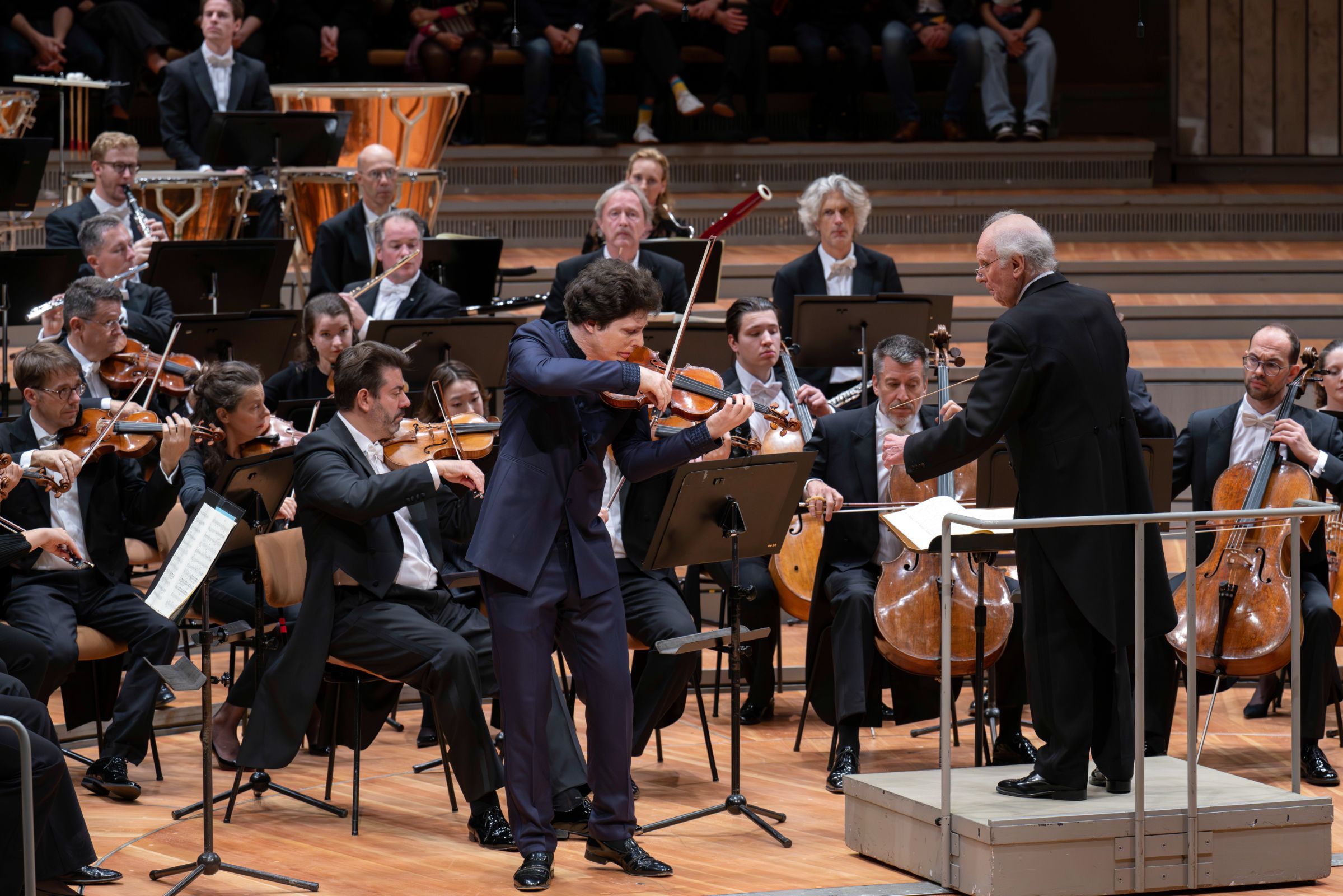 Augustin Hadelich und Marek Janowski mit den Berliner Philharmonikern &copy; Monika Rittershaus