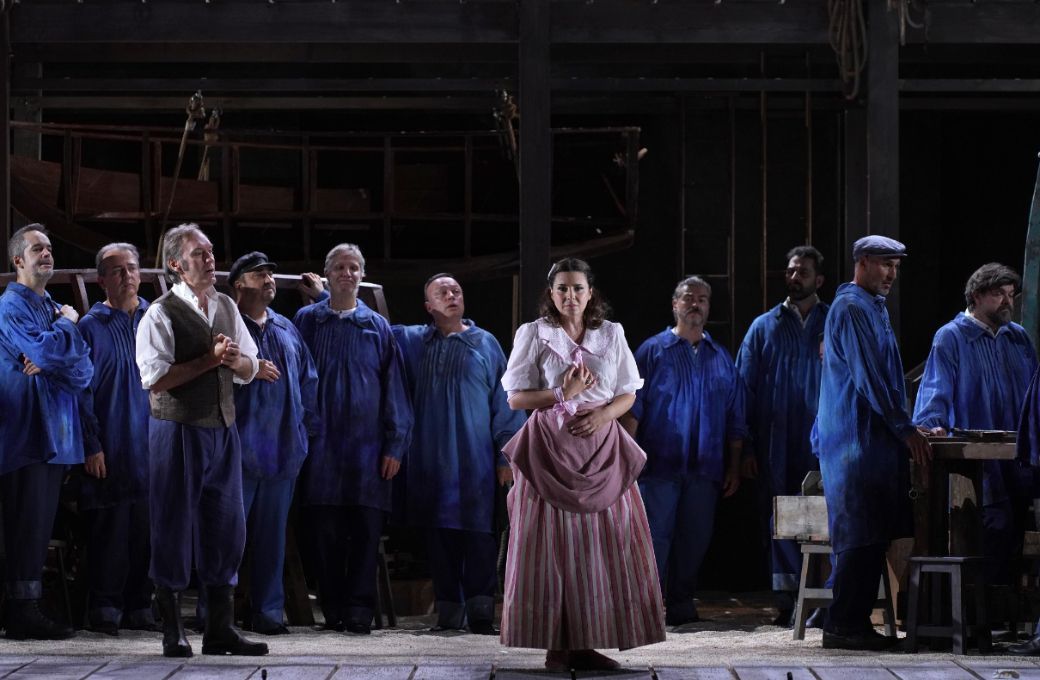 Sabina Pu&eacute;rtolas (Marina), Rub&eacute;n Amoretti (Pascual) y el Coro del Teatro de la Zarzuela &copy; Javier del Real | Teatro de la Zarzuela