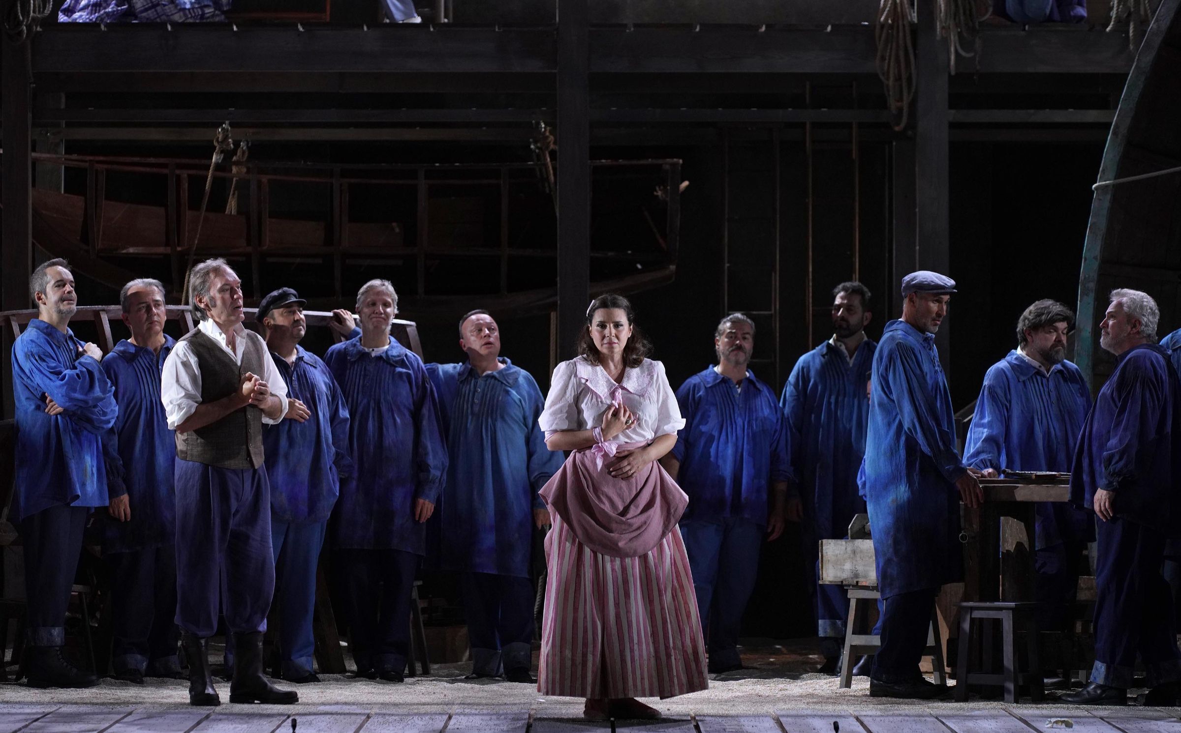Sabina Puértolas (Marina), Rubén Amoretti (Pascual) y el Coro del Teatro de la Zarzuela &copy; Javier del Real | Teatro de la Zarzuela