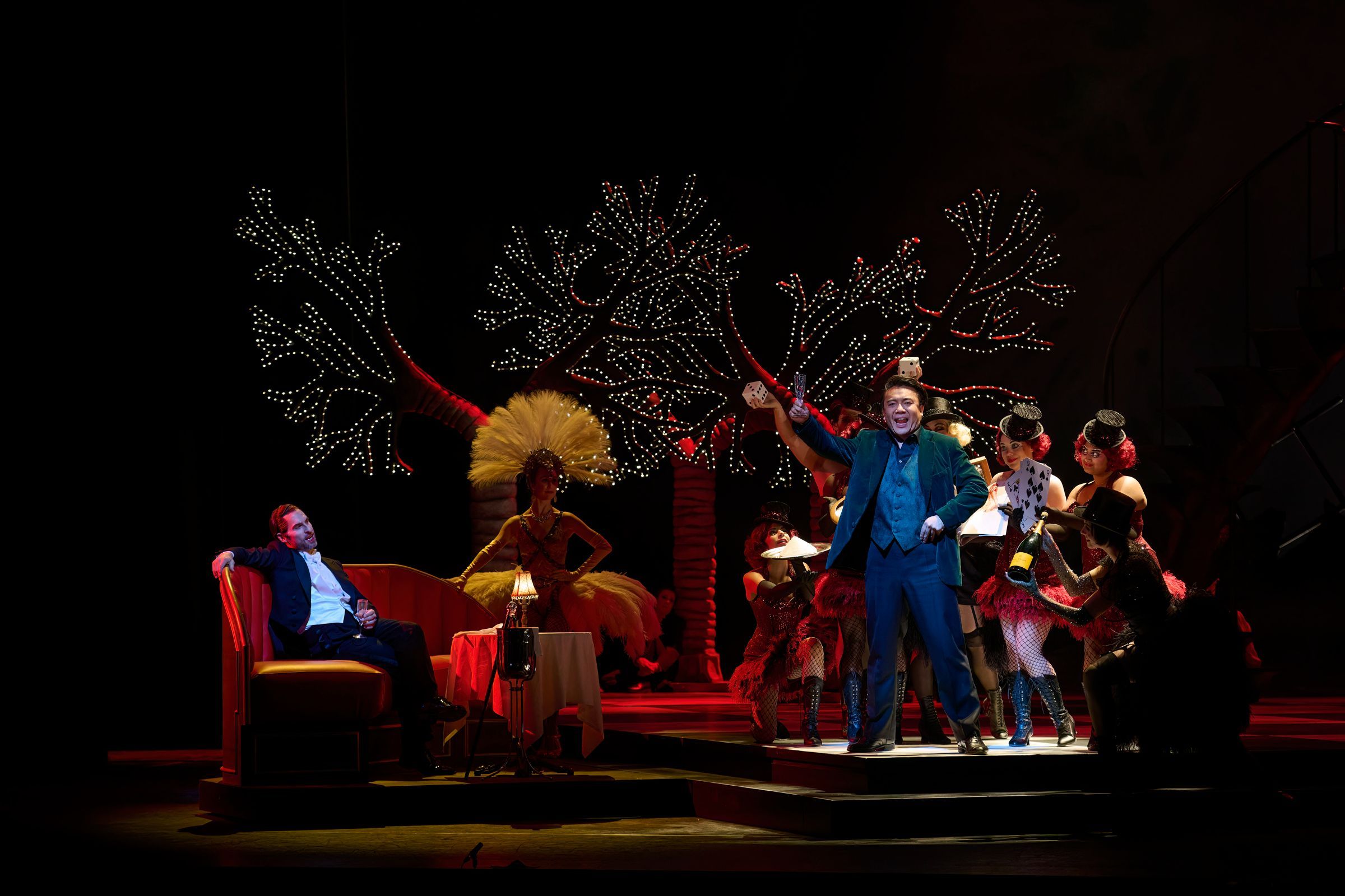 Kyle Ketelsen (Méphistophélès) and Long Long (Faust) &copy; Michael Cooper