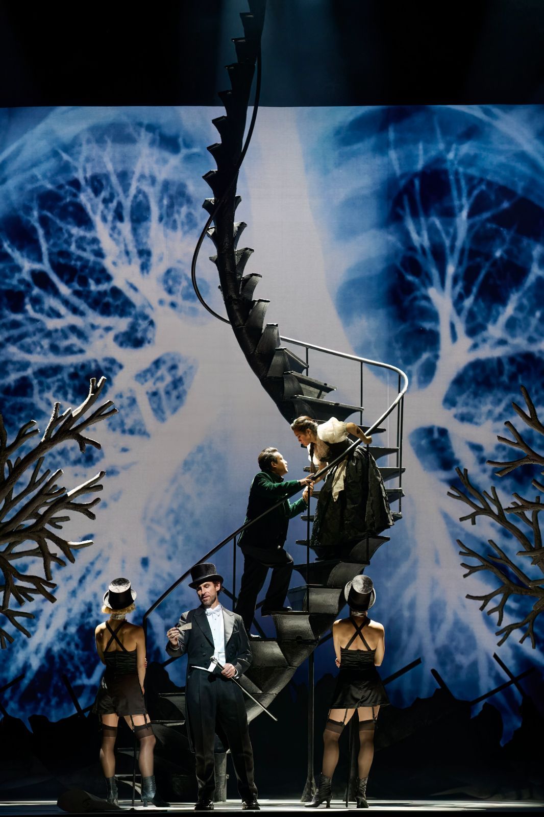Kyle Ketelsen (Méphistophélès), Long Long (Faust) and Guanqun Yu (Marguerite) &copy; Michael Cooper