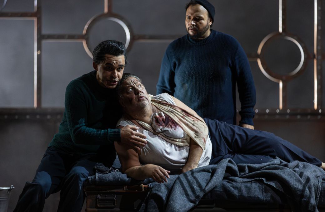 Seymur Karimov (Kurwenal), Corby Welch (Tristan) und Hany Abdelzaher (Junger Seemann) © Sylvain Guillot