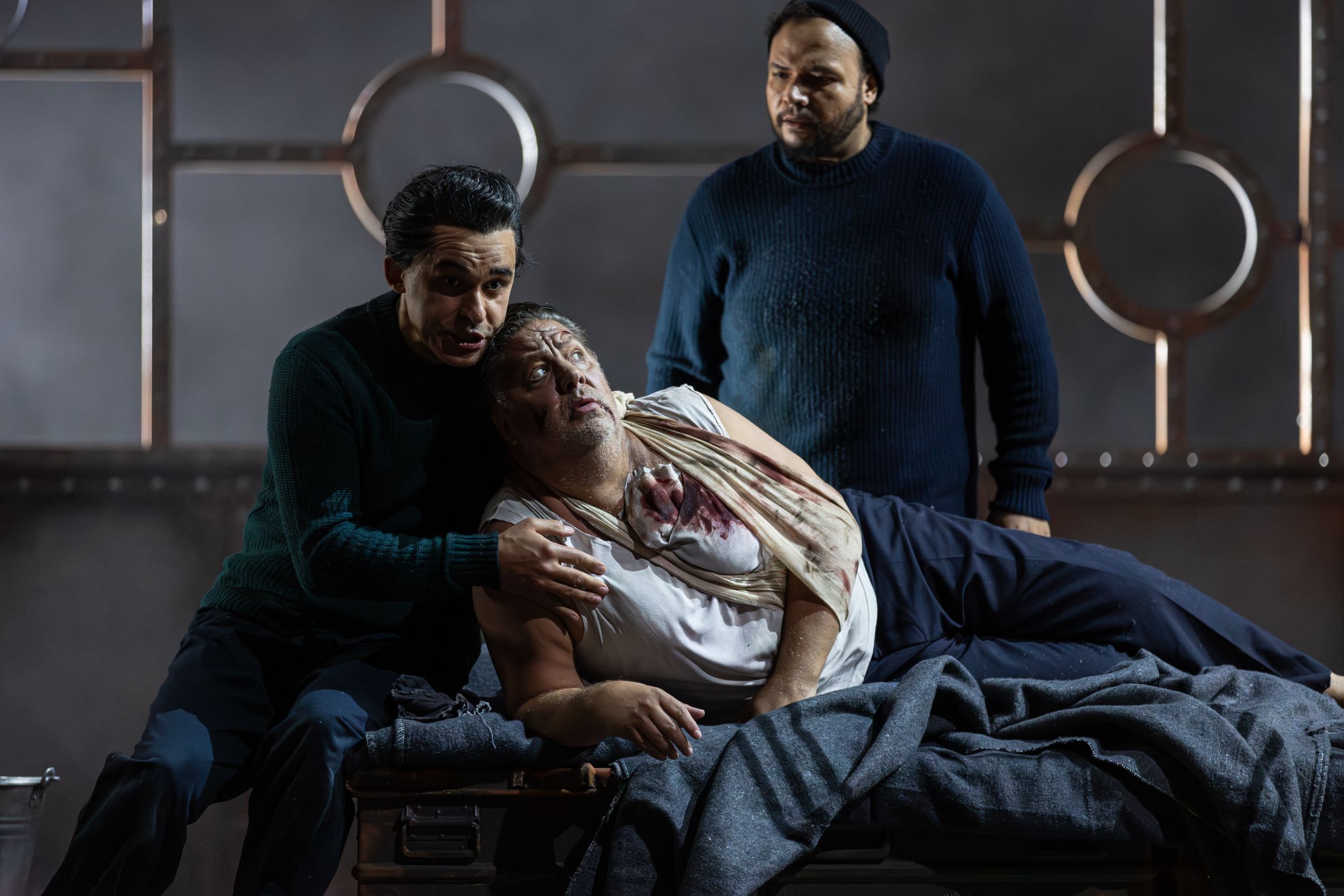 Seymur Karimov (Kurwenal), Corby Welch (Tristan) und Hany Abdelzaher (Junger Seemann) © Sylvain Guillot
