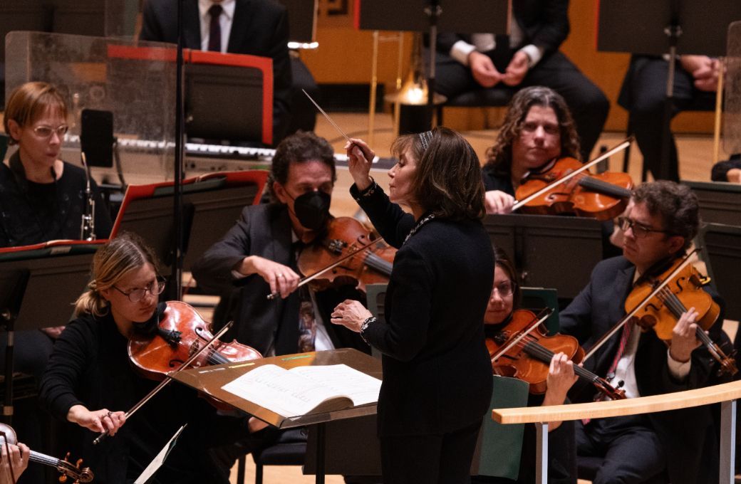 JoAnn Falletta conducts the Buffalo Philharmonic &copy; Brett Deneve