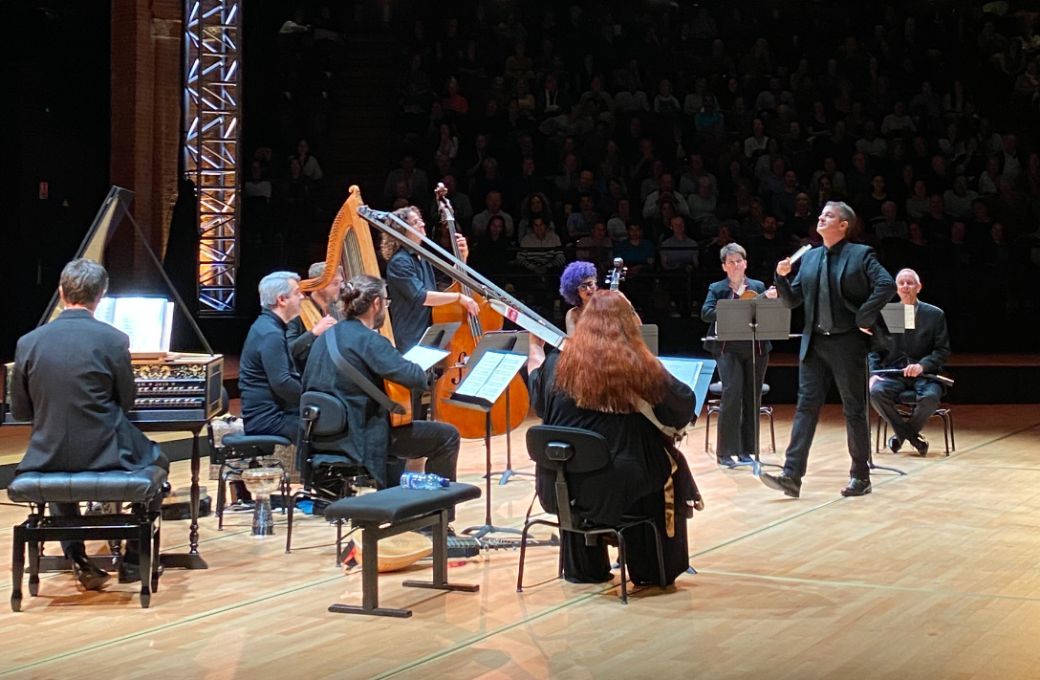 L'Arpeggiata entoure Philippe Jaroussky (et son éventail) à la Halle aux grains &copy; Grands Interprètes