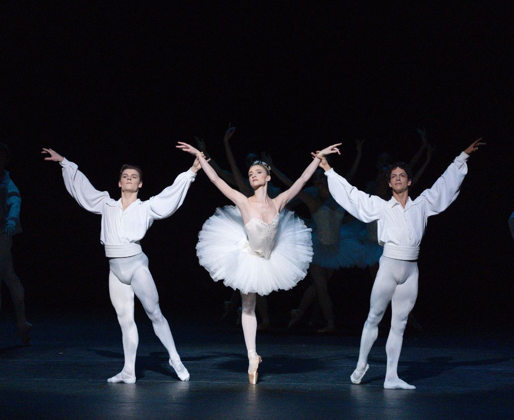 Jake Roxander, Catherine Hurlin and Isaac Hern&aacute;ndez in Harald Lander&rsquo;s <i>&Eacute;tudes</i> &copy; Emma Zordan