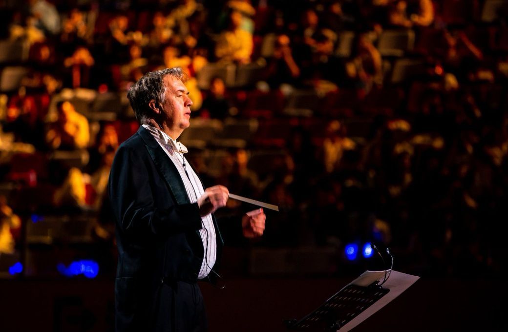 Nicholas Michael Smith conducts in Chengdu, 2023 &copy; Ben McMillan