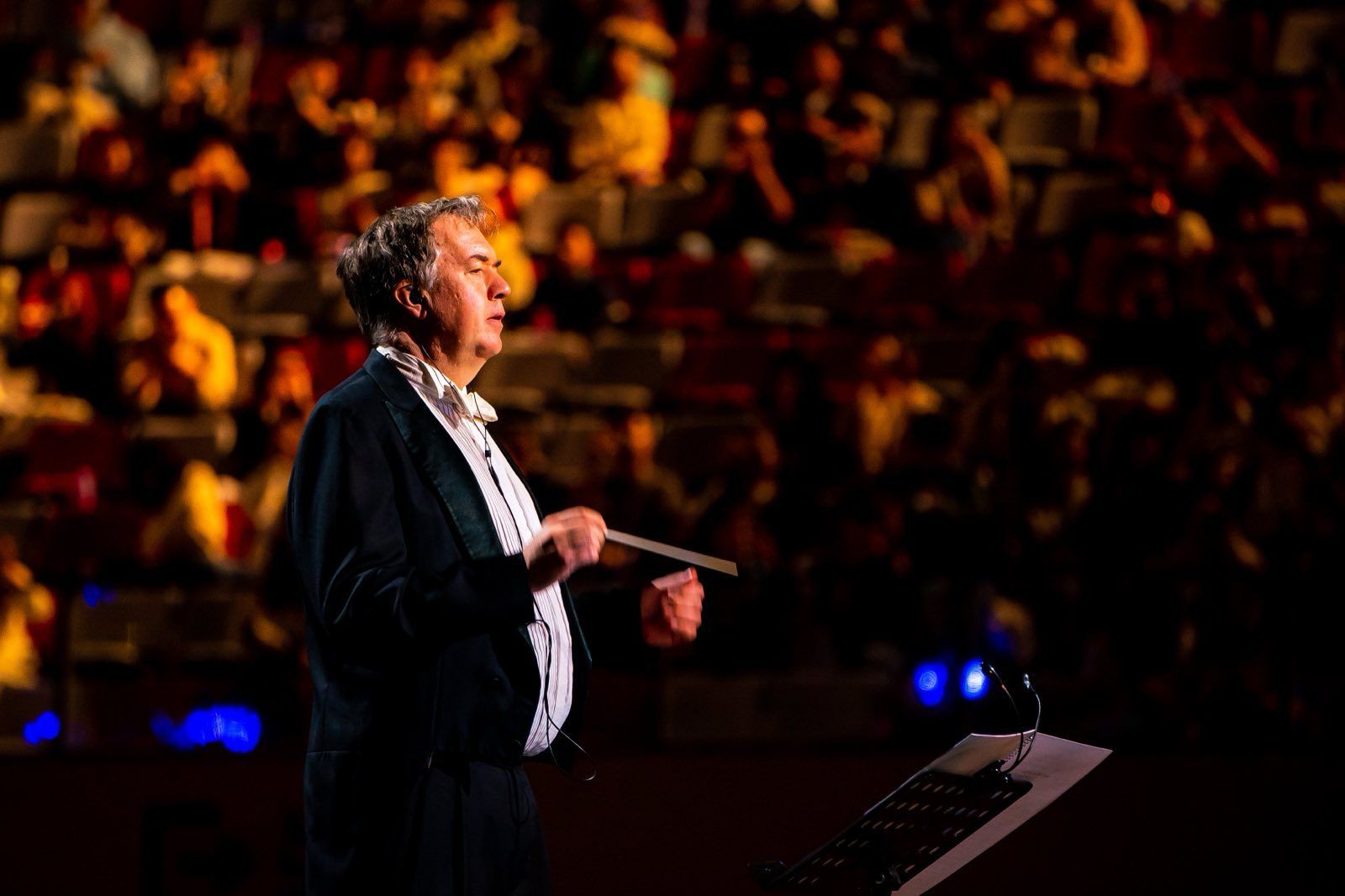 Nicholas Michael Smith conducts in Chengdu, 2023 &copy; Ben McMillan
