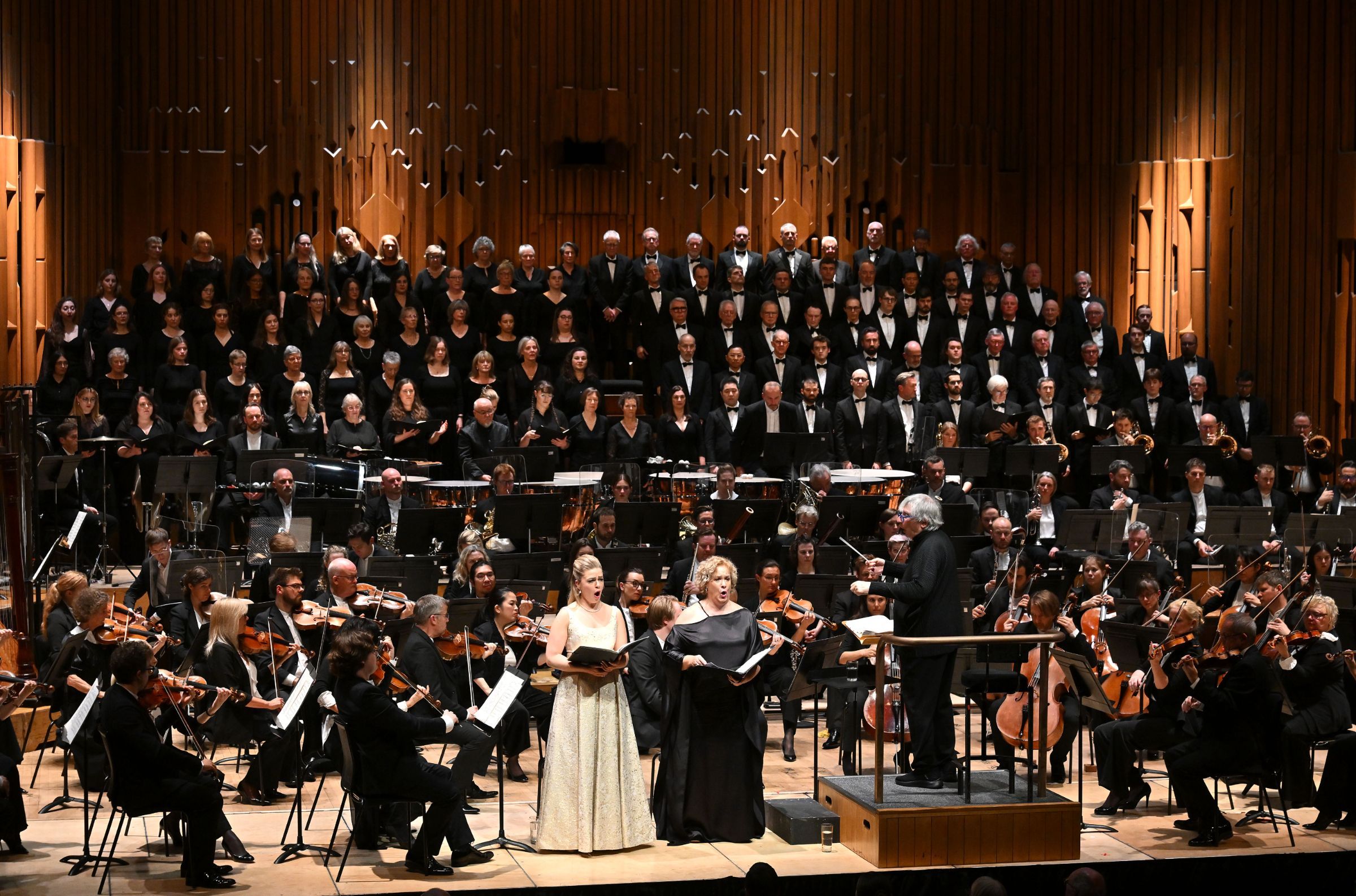 The London Symphony Chorus and Orchestra, Siobhan Stagg, Alice Coote and Michael Tilson Thomas &copy; LSO | Mark Allan