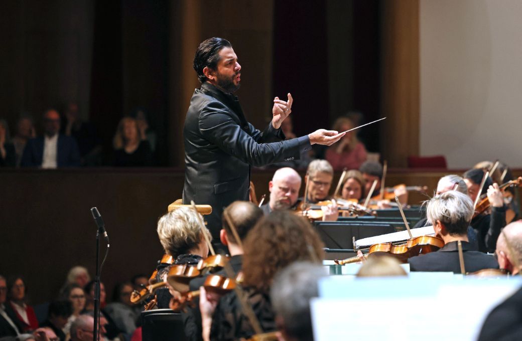 Domingo Hindoyan and the Royal Liverpool Philharmonic Orchestra © Gareth Jones