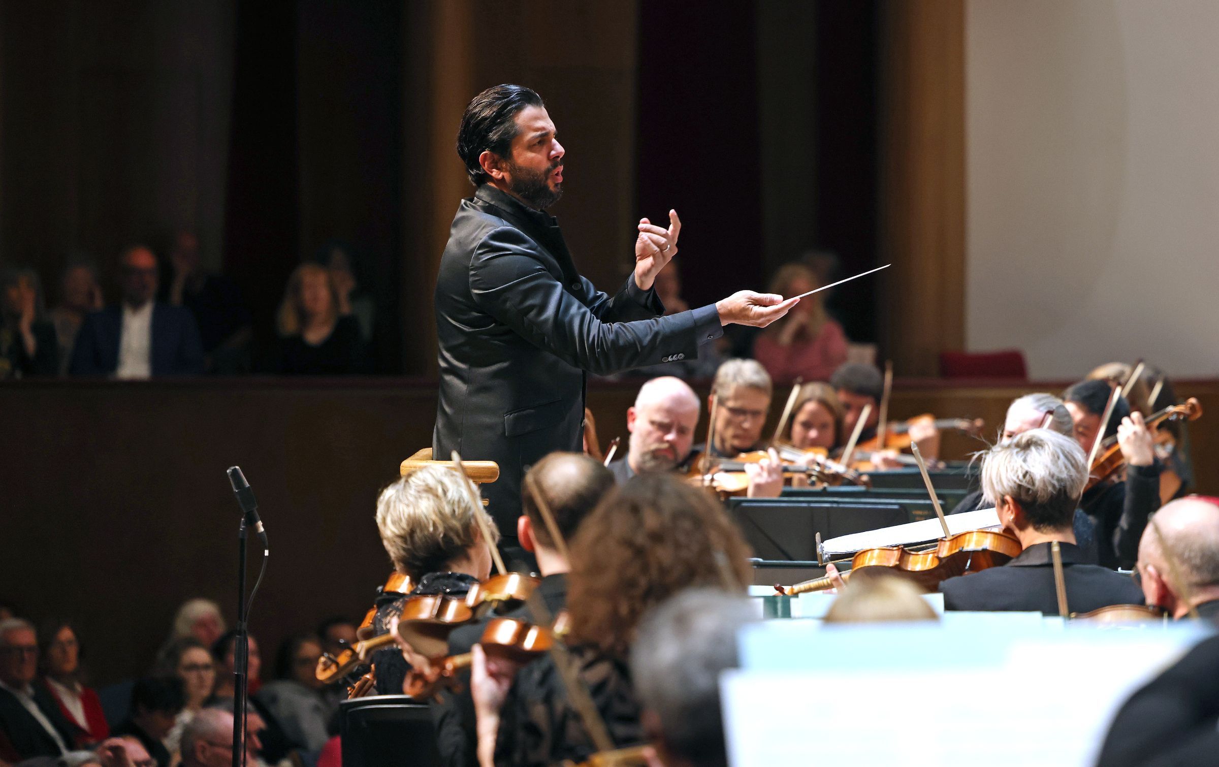 Domingo Hindoyan and the Royal Liverpool Philharmonic Orchestra &copy; Gareth Jones