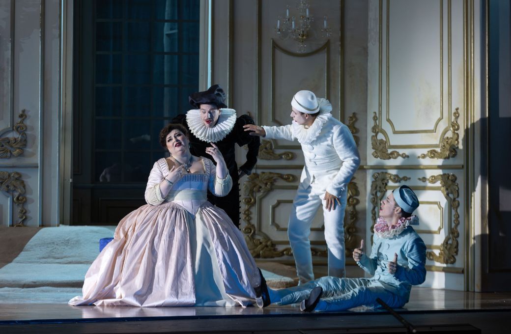 Irina Churilova (Ariadne) rodeada por personajes de la ópera © Miguel Barreto | Auditorio de Tenerife