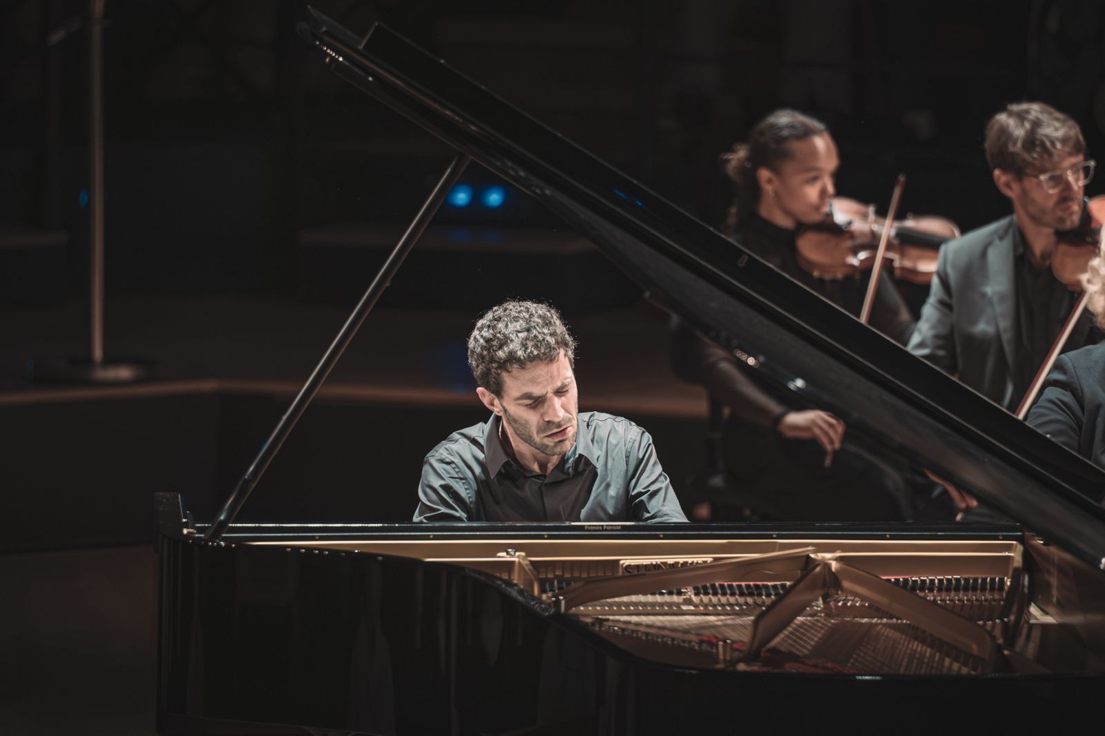 Adam Laloum dans la Halle aux grains &copy; Romain Alcaraz