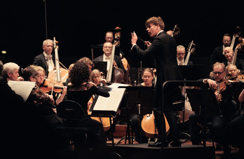 Klaus Mäkelä conducts the Oslo Philharmonic © Bård Gundersen