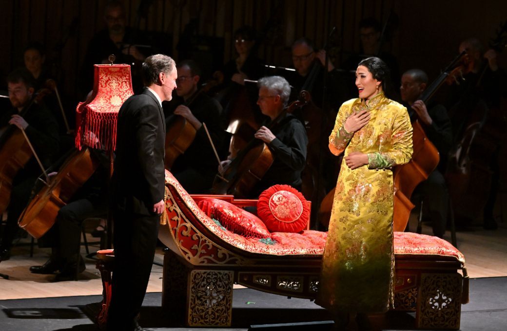 Mark Stone (René Gallimard) and Kangmin Justin Kim (Song Liling) © BBC | Mark Allan
