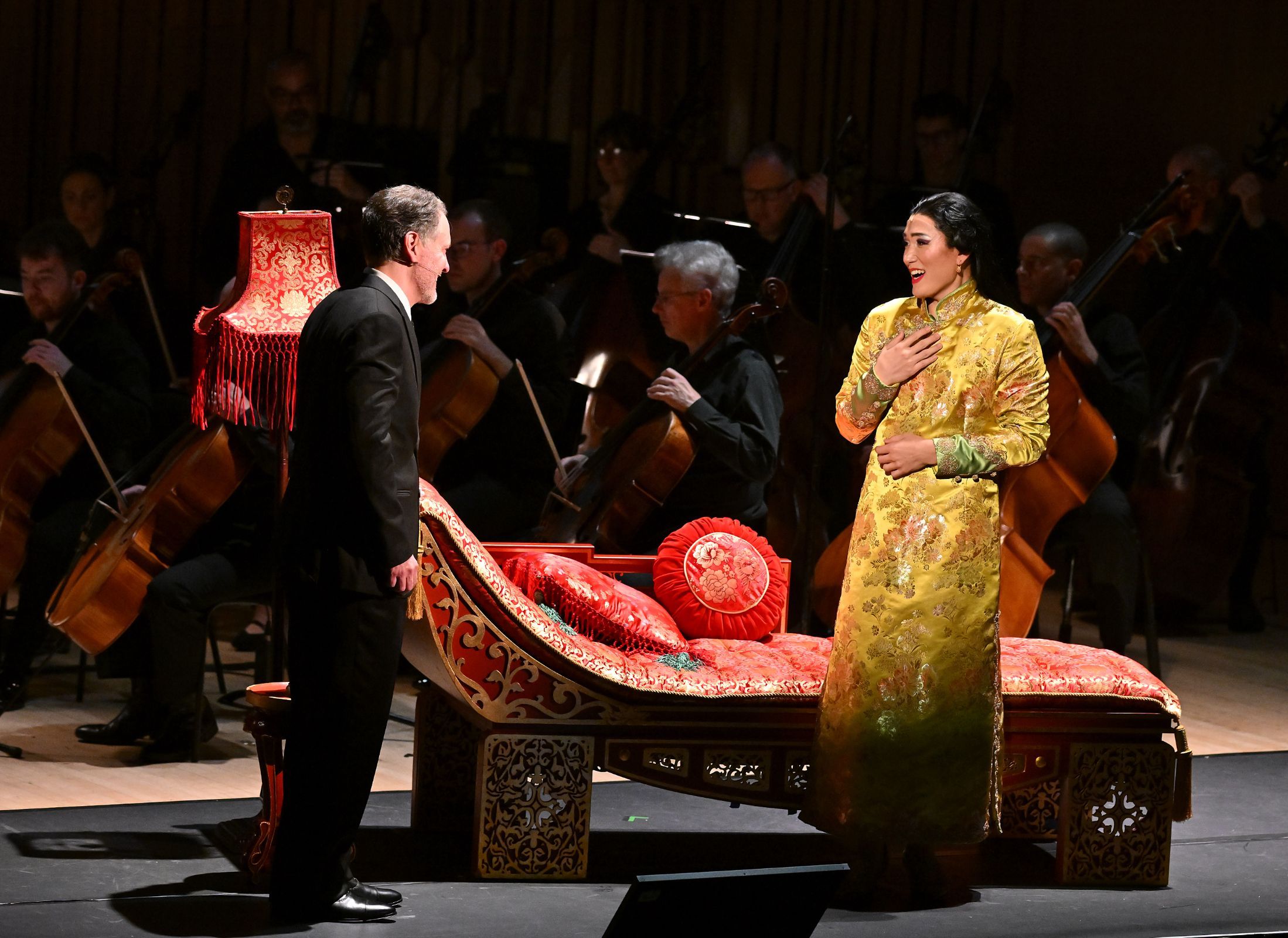 Mark Stone (René Gallimard) and Kangmin Justin Kim (Song Liling) © BBC | Mark Allan