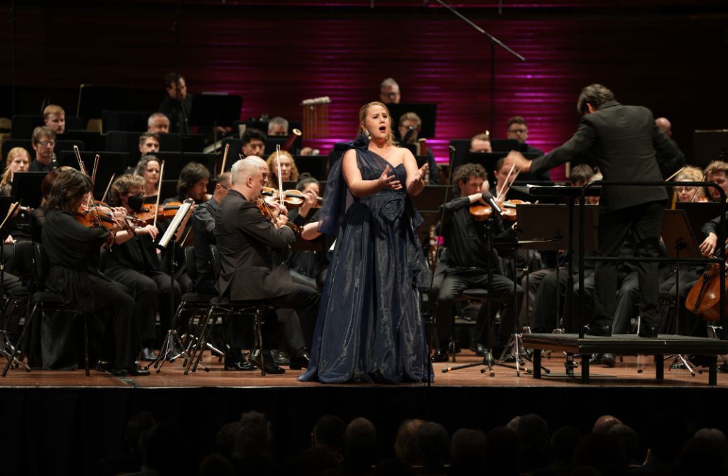 Eliza Boom with the NZSO conducted by José Luis Gómez &copy; NZSO | Craig Child