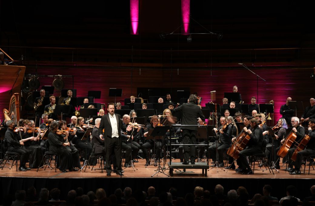 Paul O’Neill with the NZSO conducted by José Luis Gómez © NZSO | Craig Child