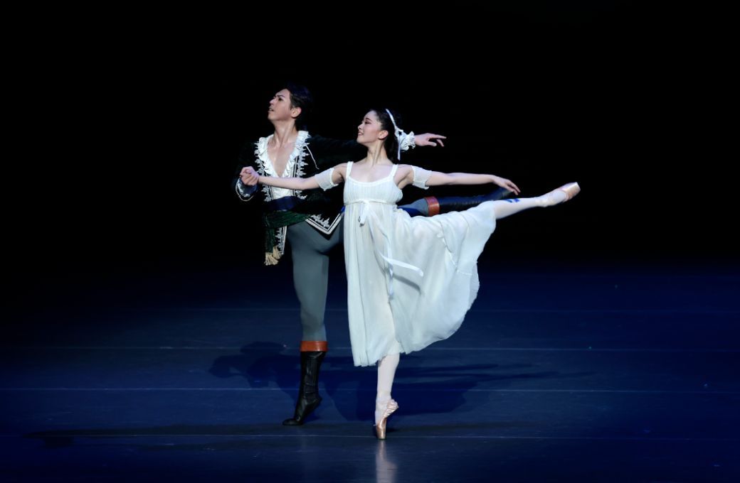 Shun Izawa as the Prince, Haruka Sassa as Aurora in the Awakening pas de deux, <i>The Sleeping Beauty</i> &copy; Hidemi Seto