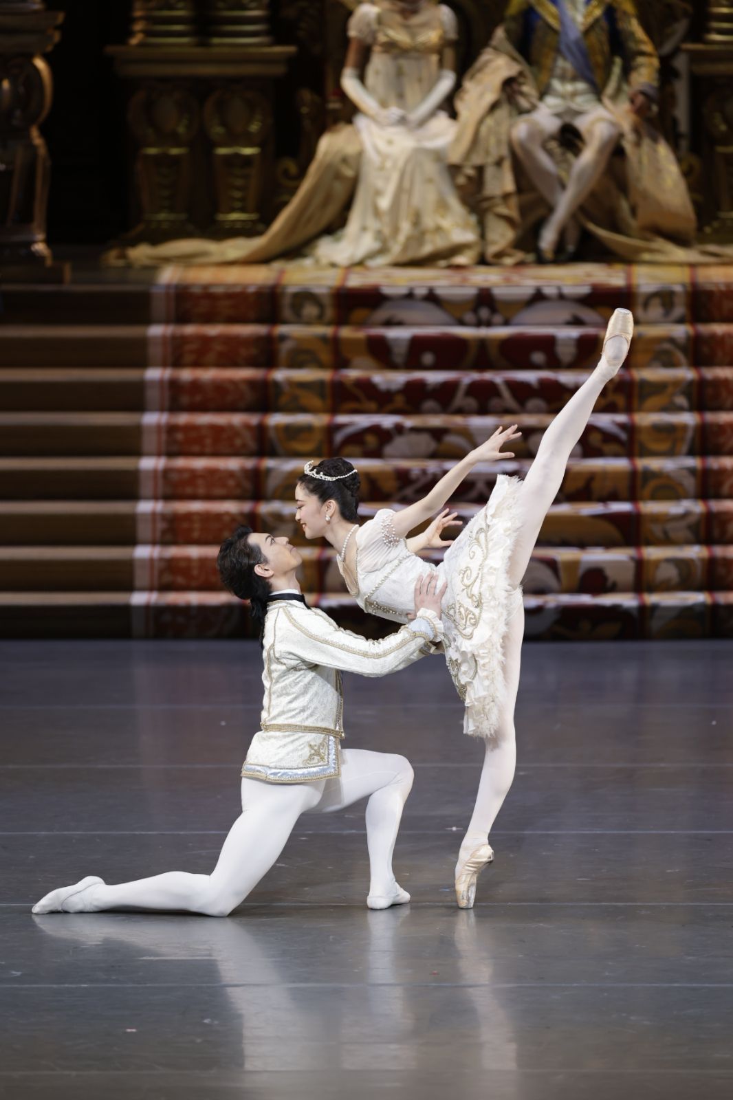 Shun Izawa as the Prince, Haruka Sassa as Aurora, the Wedding pas de deux, <i>The Sleeping Beauty</i> &copy; Hidemi Seto