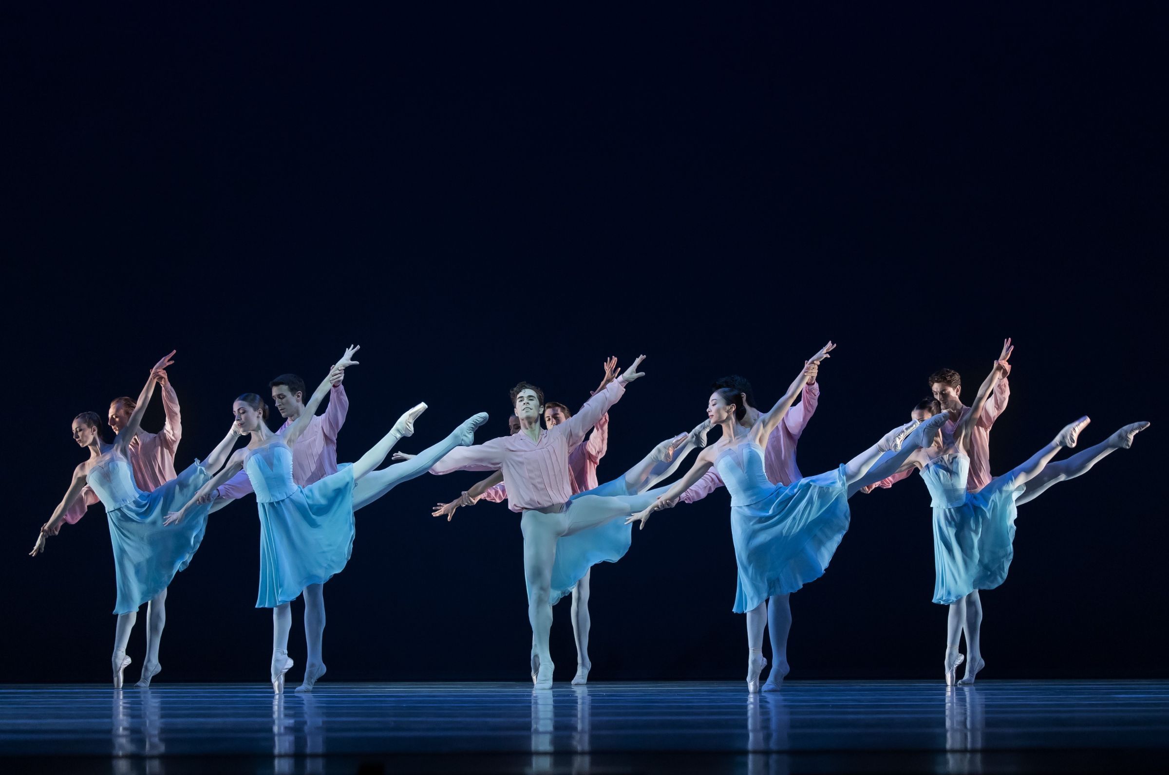 Ensemble Ballett am Rhein in Hans van Manen's <i>Four Schumann Pieces</i> &copy; Yan Revazov
