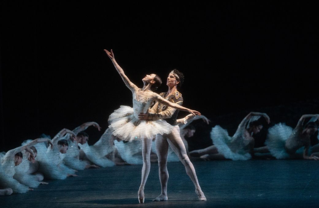 Hee Seo as Nikiya and Isaac Hernández as Solor in <i>La Bayadère</i> © Emma Zordan