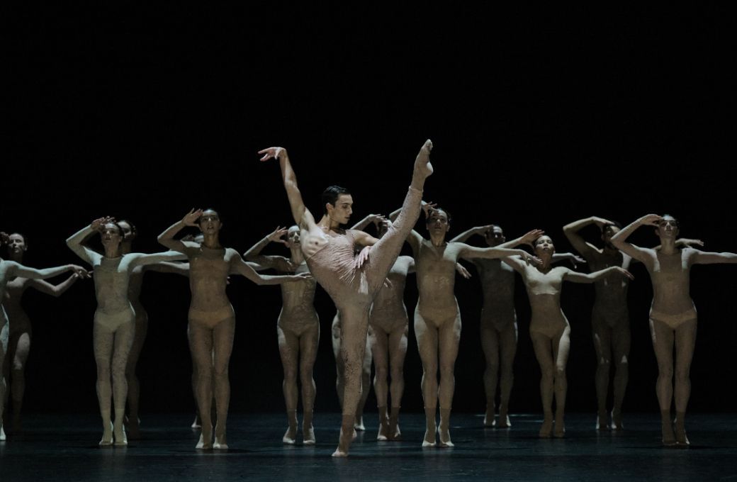 Anthony Tette and ensemble in Sharon Eyal and Gai Behar's <i>Saaba</i> &copy; Admill Kuyler