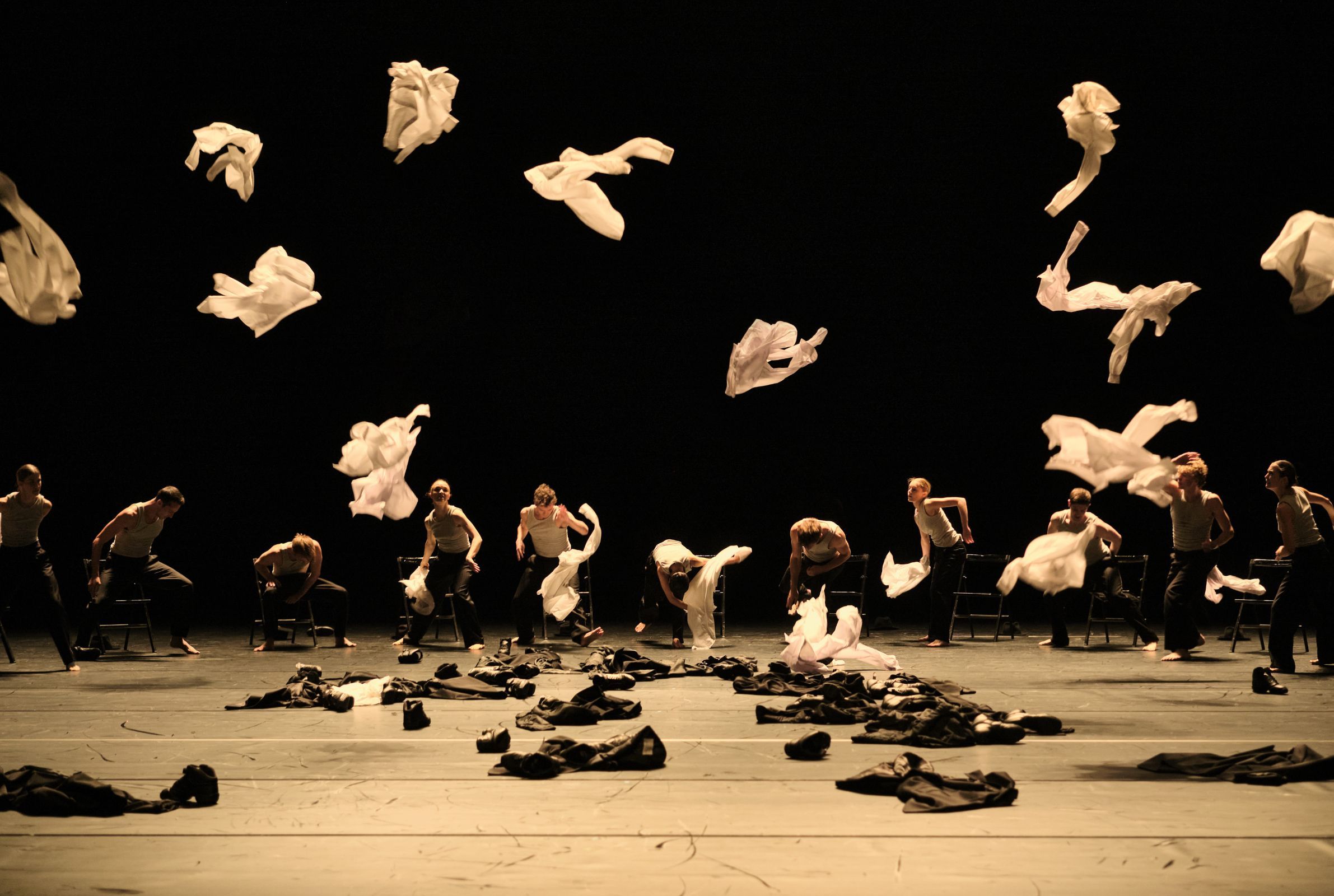 Staatsballett Berlin in Ohad Naharin's <i>Minus 16</i> &copy; Admill Kuyler