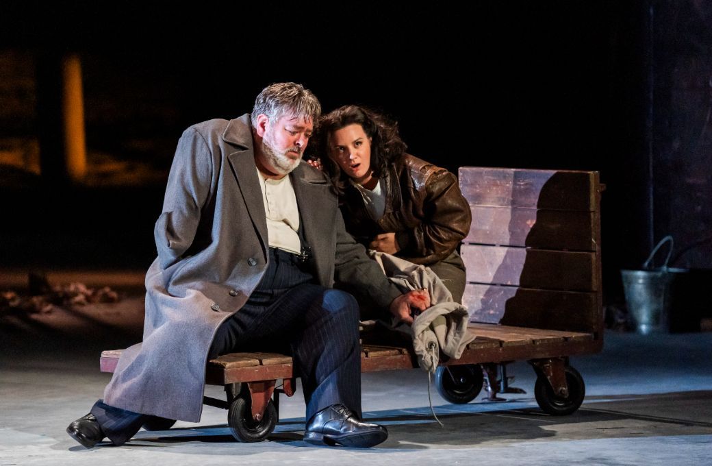 Weston Hurt (Rigoletto) and Robyn Allegra Parton (Gilda) © Tristram Kenton