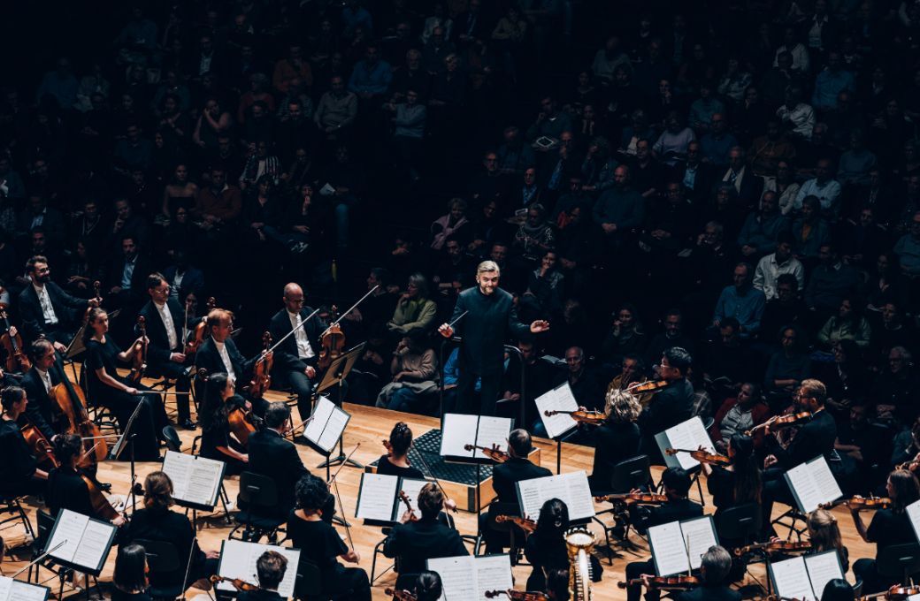 Kirill Karabits conducts the Orchestre de Paris &copy; Ondine Bertrand
