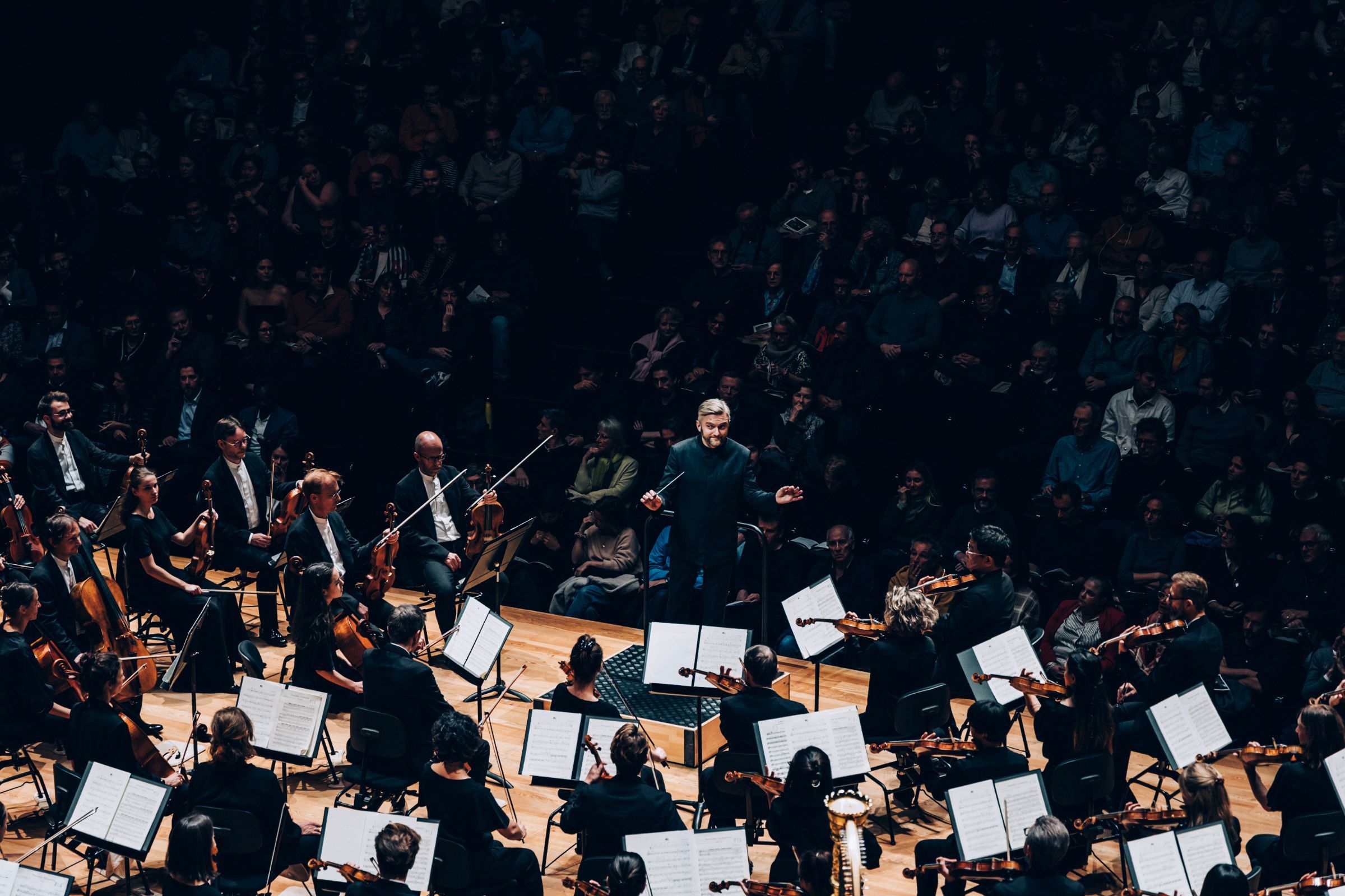 Kirill Karabits conducts the Orchestre de Paris &copy; Ondine Bertrand