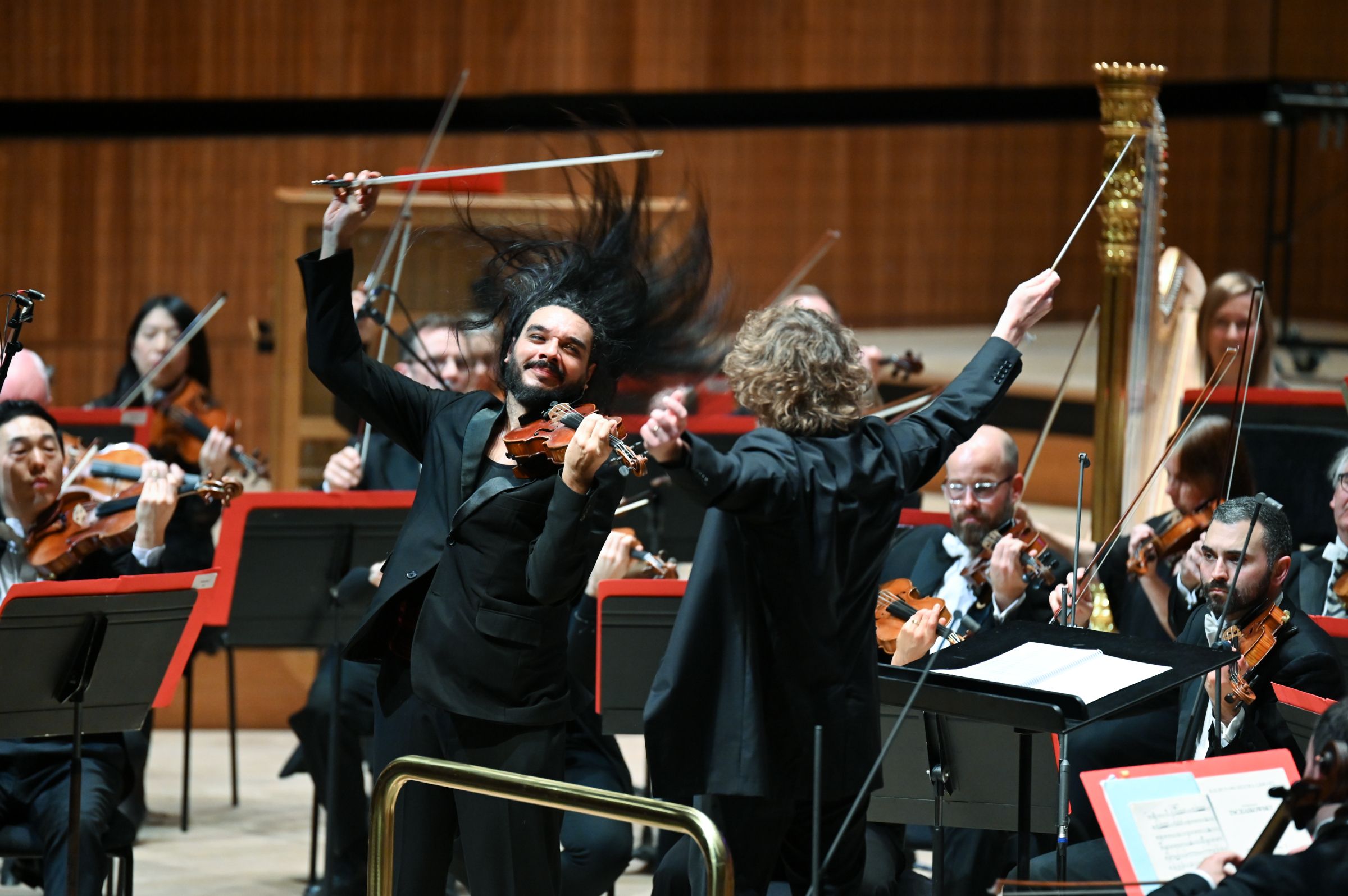 Nemanja Radulović, Santtu-Matias Rouvali and the Philharmonia &copy; Chris Christodoulou