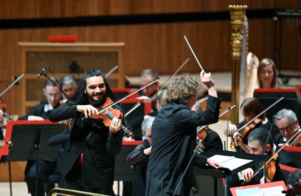 Nemanja Radulović, Santtu-Matias Rouvali and the Philharmonia &copy; Chris Christodoulou