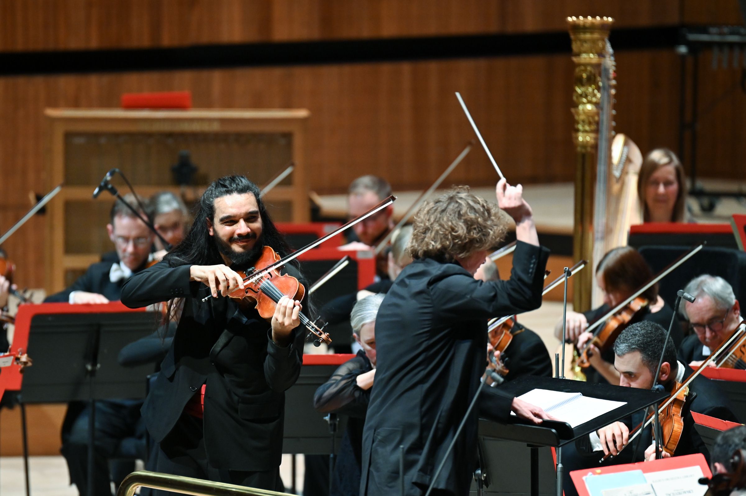 Nemanja Radulović, Santtu-Matias Rouvali and the Philharmonia &copy; Chris Christodoulou