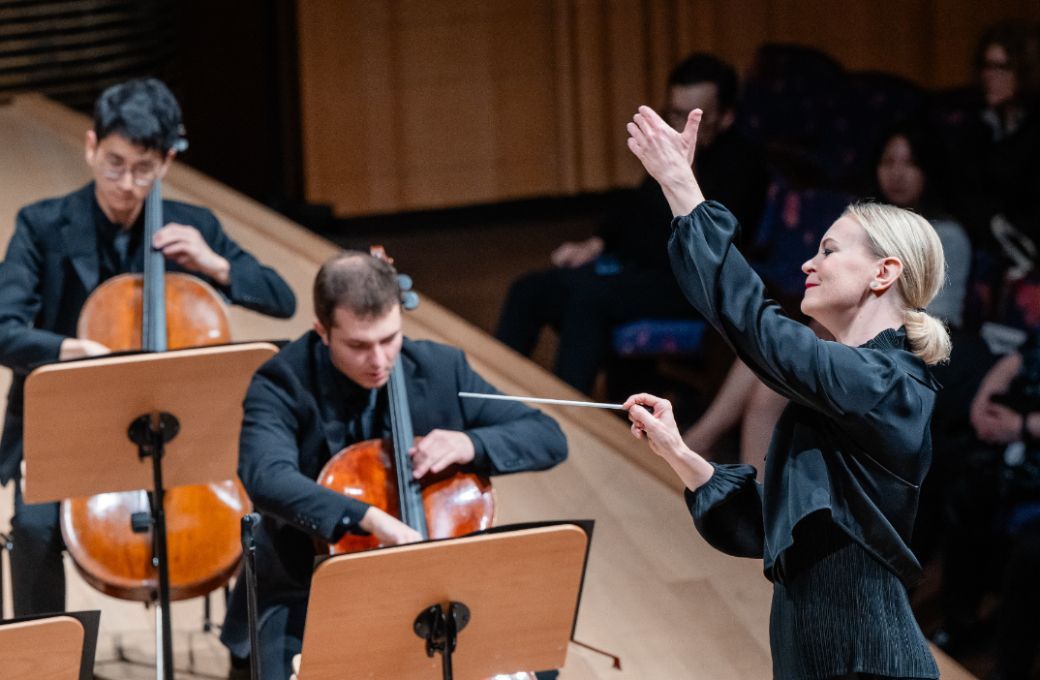 Susanna M&auml;lkki conducts the New York Philharmonic &copy; Brandon Patoc