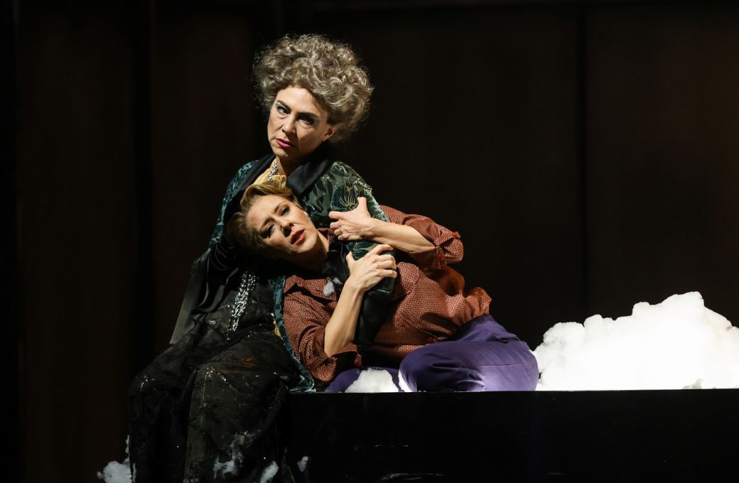Annette Dasch (Alma Mahler-Gropius-Werfel) and Annelie Sophie M&uuml;ller (Anna) &copy; Barbara P&aacute;lffy | Volksoper Wien