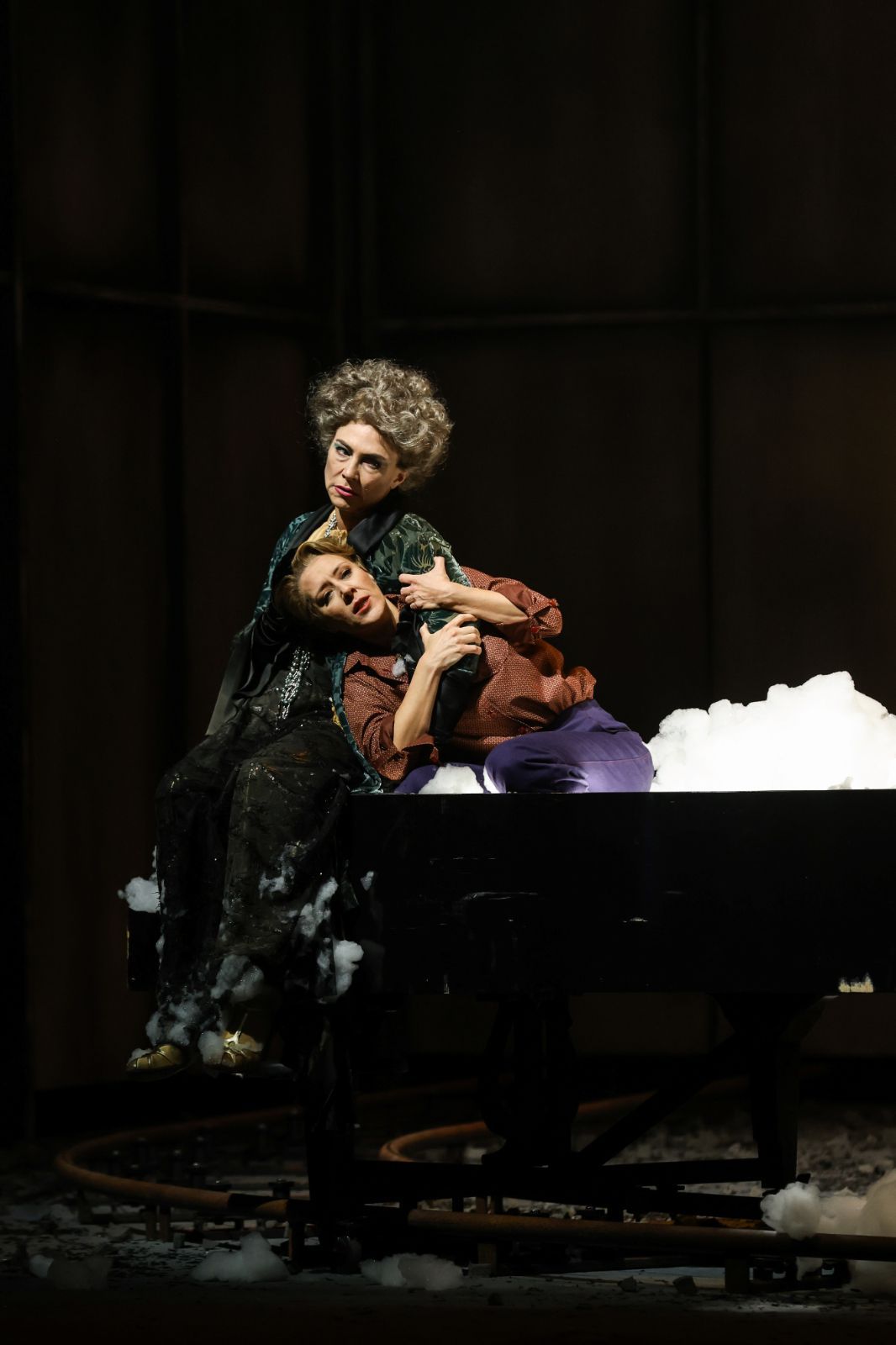 Annette Dasch (Alma Mahler-Gropius-Werfel) and Annelie Sophie Müller (Anna) &copy; Barbara Pálffy | Volksoper Wien
