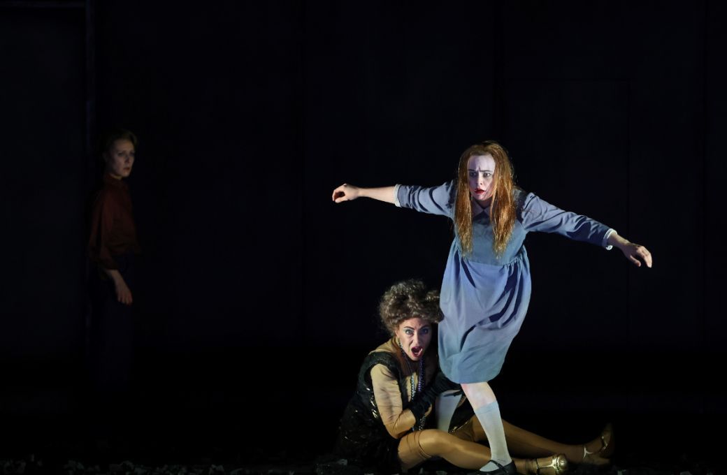Annette Dasch (Alma Mahler-Gropius-Werfel) and Lauren Urquhart (Manon) &copy; Barbara P&aacute;lffy | Volksoper Wien
