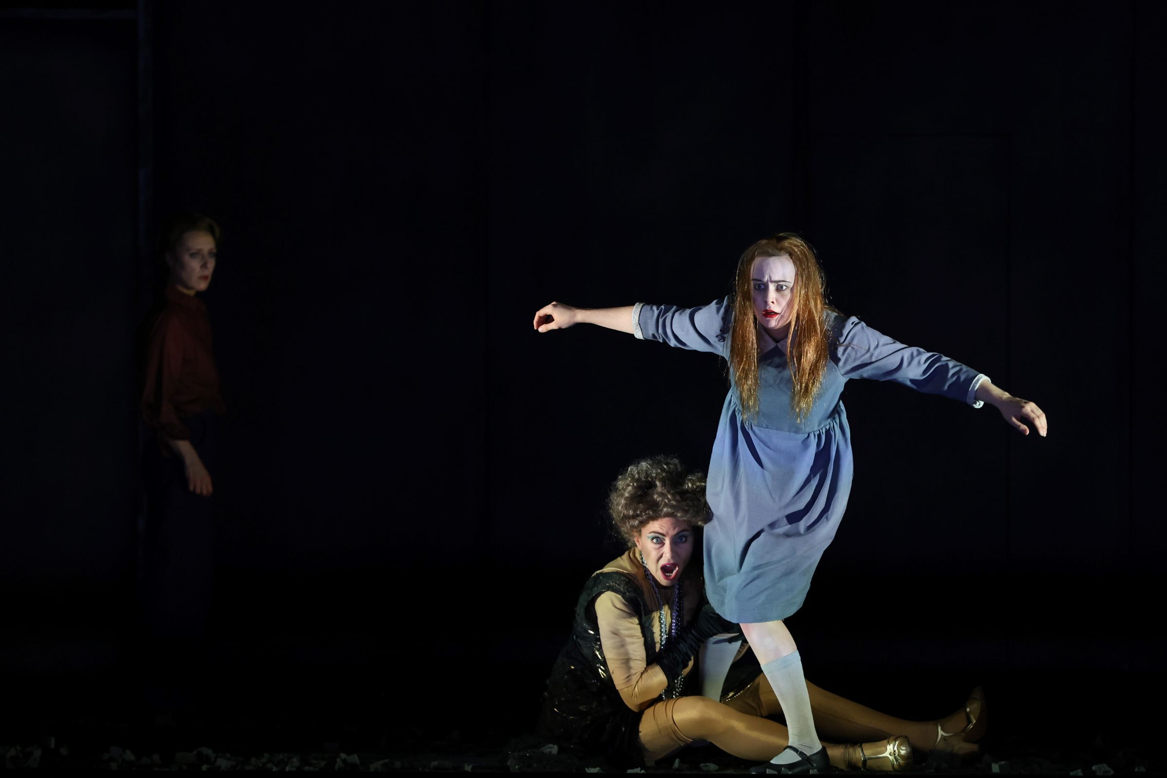 Annette Dasch (Alma Mahler-Gropius-Werfel) and Lauren Urquhart (Manon) &copy; Barbara Pálffy | Volksoper Wien