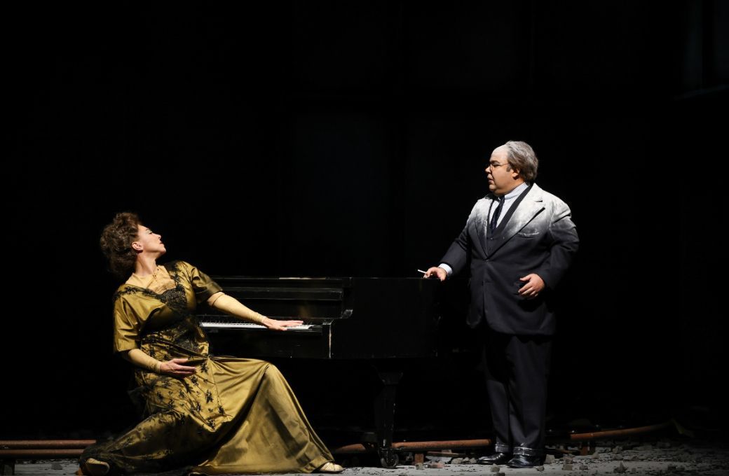 Annette Dasch (Alma Mahler-Gropius-Werfel) and Timothy Fallon (Franz Werfel) &copy; Barbara P&aacute;lffy | Volksoper Wien