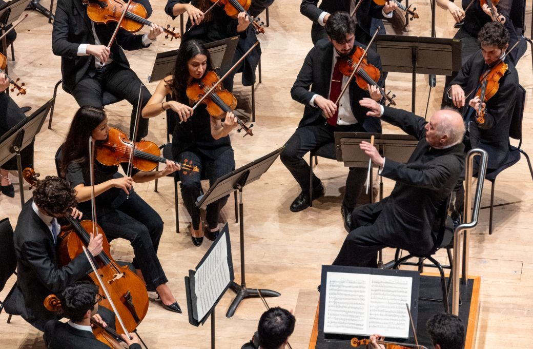 Daniel Barenboim conducts the West-Eastern Divan Orchestra © Pete Woodhead