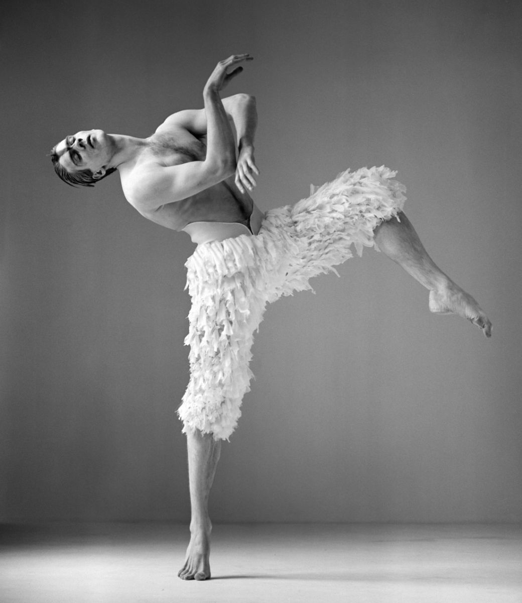 Adam Cooper as the Swan in Matthew Bourne’s <i>Swan Lake</i> in 1995 © Hugo Glendinning