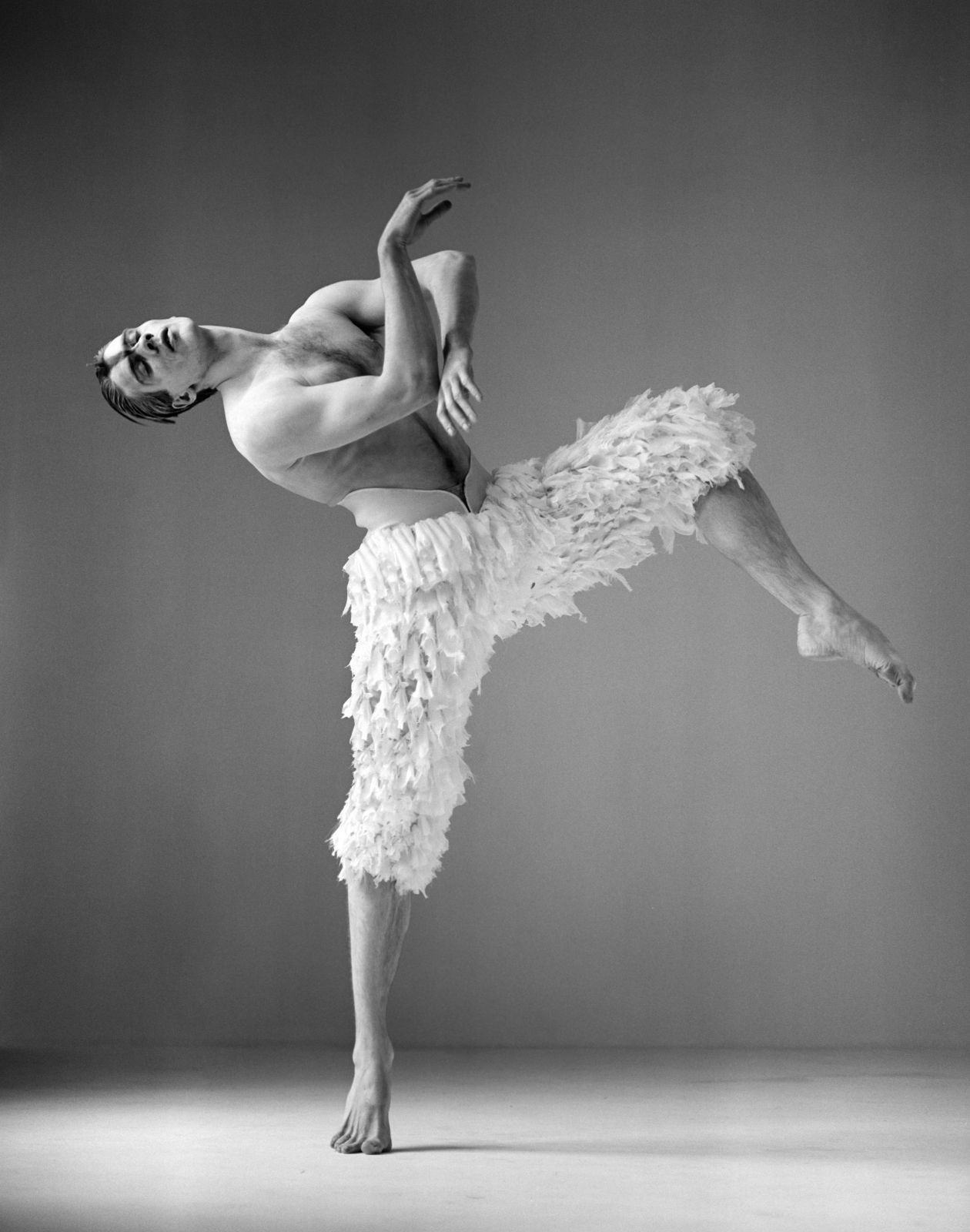Adam Cooper as the Swan in Matthew Bourne’s <i>Swan Lake</i> in 1995 © Hugo Glendinning