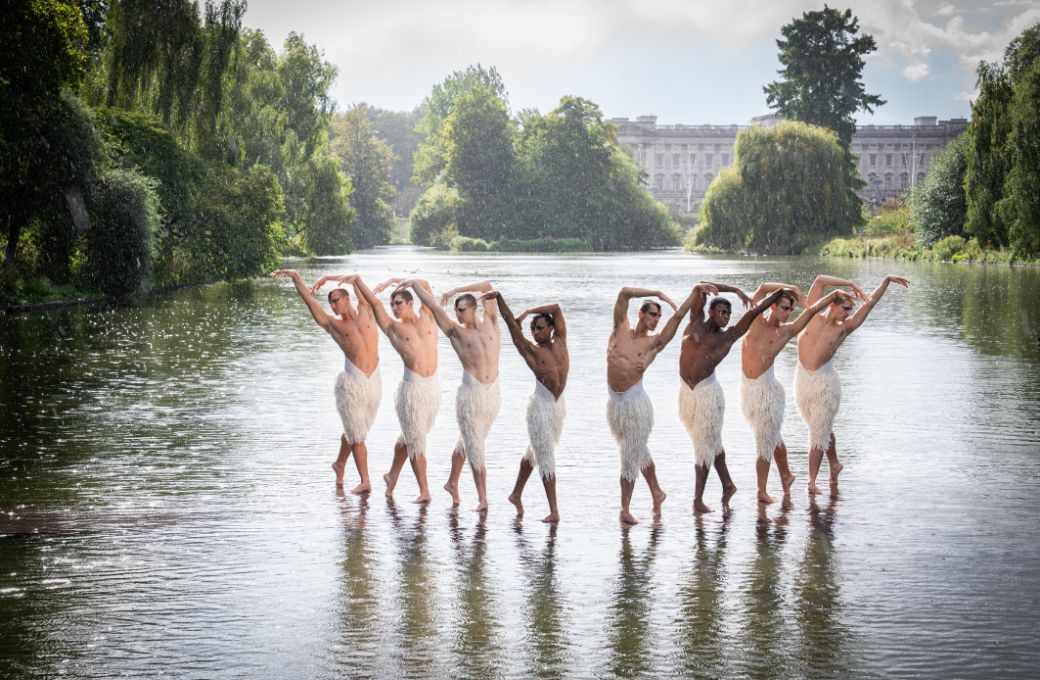 The 2024 cast of Matthew Bourne’s <i>Swan Lake</i> on the lake in St James’s Park, London © Craig Sugden